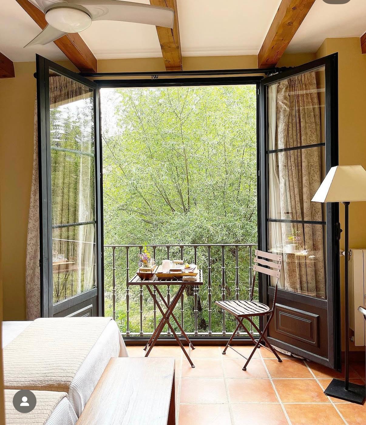 Habitación con balcón abierto al bosque en el Hotel Rural El Jardín de la Hilaria, naturaleza y relax en la Sierra de Guadarrama.